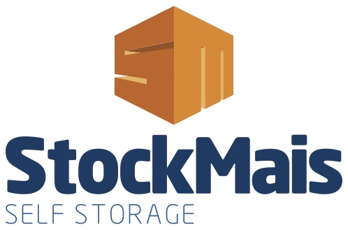 Logomarca StockMais Self Storage, parceira da Inovar Clean